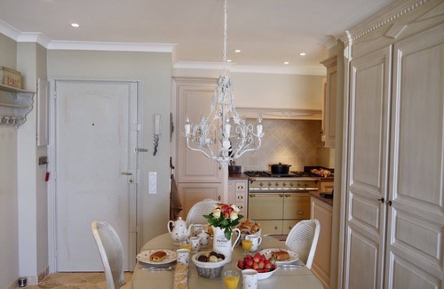 Antibes City Centre Apartamento | Lujoso apartamento de 2 dormitorios frente al mar con balcón, WIFI, aire acondicionado, para 4 cerca de la playa