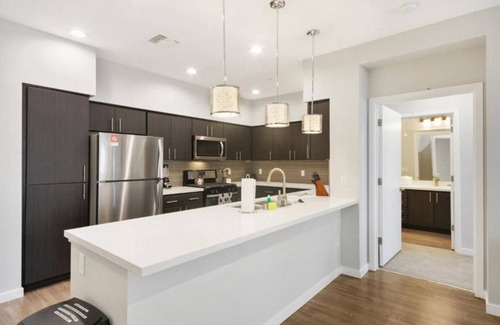 Menlo Park Condominio | Luxurious Silicon Valley Condo: Rooftop Lounge and Pool