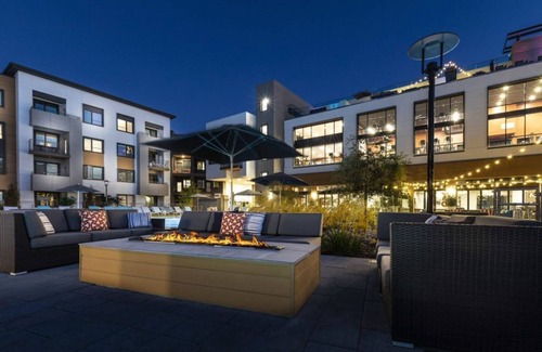 Menlo Park Condominio | Luxurious Silicon Valley Condo: Rooftop Lounge and Pool