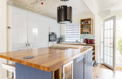South Cerney Cabina | Luxurious South-Facing Lakeside Lodge