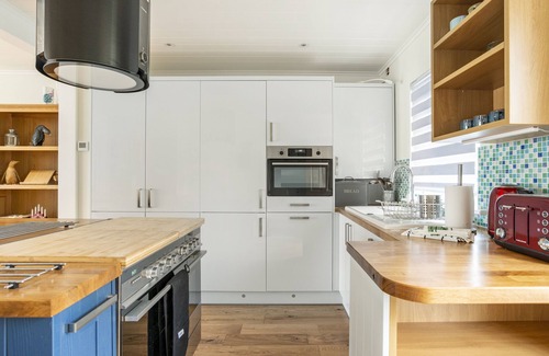 South Cerney Cabina | Luxurious South-Facing Lakeside Lodge