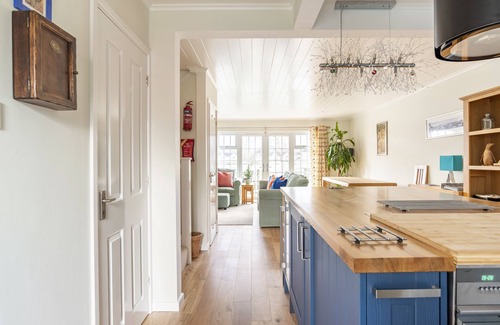 South Cerney Cabina | Luxurious South-Facing Lakeside Lodge