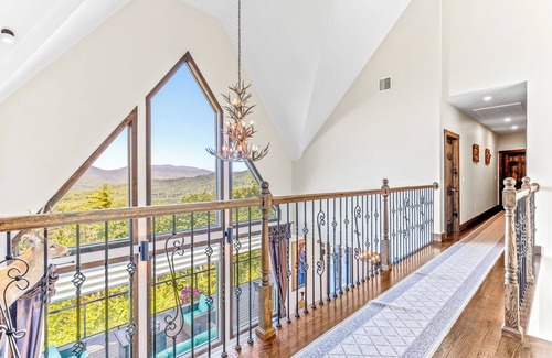 Campton Casa | Luxurious Spacious 6-bedroom House. Best Views, Hot tub. Waterville Estates!