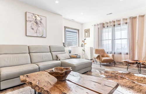 Campton Casa | Luxurious Spacious 6-bedroom House. Best Views, Hot tub. Waterville Estates!