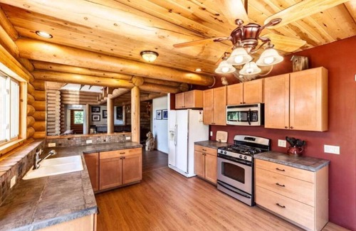C-Road Cabina | Luxurious & spacious log cabin rental. Family friendly. Lots of amenities.