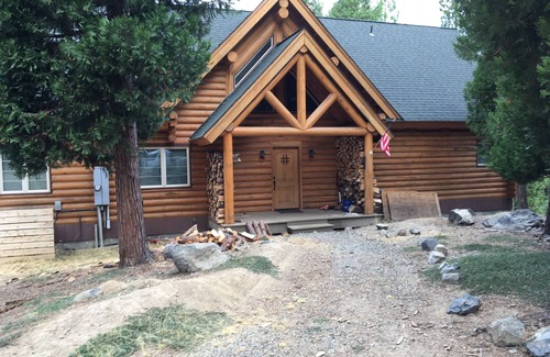 C-Road Cabina | Luxurious & spacious log cabin rental. Family friendly. Lots of amenities.