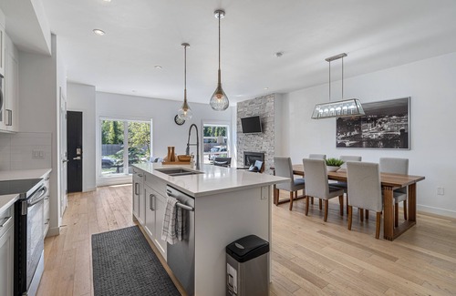Hillhurst Casa | Luxurious Spacious Private House near City Centre