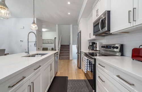 Hillhurst Casa | Luxurious Spacious Private House near City Centre