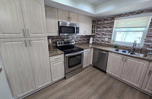 Ludlam Casa | Luxurious & Spacious Townhouse in Prime Location