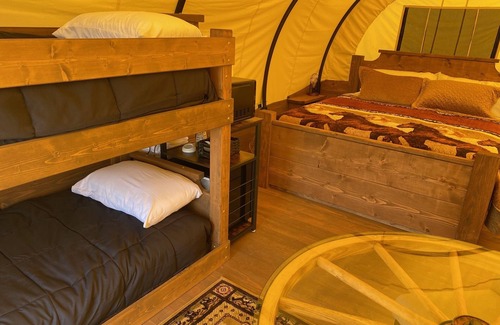 Sevierville Complejo | Luxurious Stay in a Covered Wagon