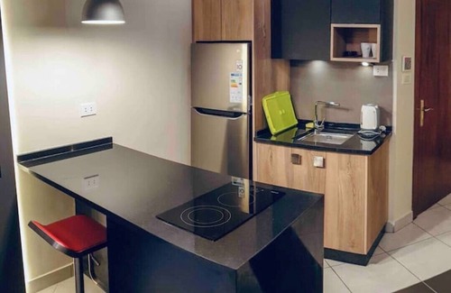 Al Swaifyeh Apartamento | Luxurious studio 13 mins to downtown - few steps to great foods, cafes, shops
