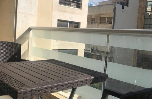 Al Swaifyeh Apartamento | Luxurious studio 13 mins to downtown - few steps to great foods, cafes, shops