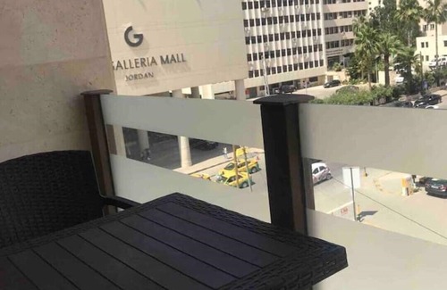 Al Swaifyeh Apartamento | Luxurious studio 13 mins to downtown - few steps to great foods, cafes, shops