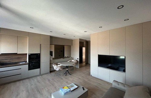 Tirgu Mures Apartamento | Luxurious studio with WiFi and AC in delightful Târgu Mureș