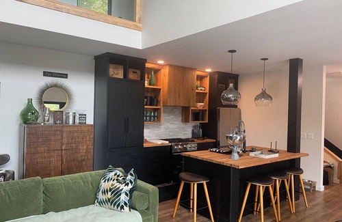 Townshend Casa | Luxurious, stunning views, private setting, pet friendly, firepit ,EV, WIFI, AC