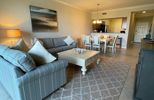 Bradenton Condominio | Lujoso elegante 2 dormitorios y 2 baños condominio con vistas espectaculares.