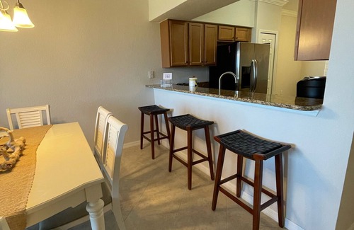Bradenton Condominio | Lujoso elegante 2 dormitorios y 2 baños condominio con vistas espectaculares.
