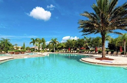Bradenton Condominio | Lujoso elegante 2 dormitorios y 2 baños condominio con vistas espectaculares.