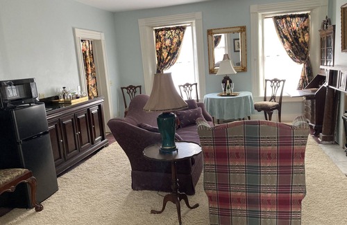 Galena Cama Y Desayuno | Luxurious Suite in Galena B&B, King bed, Private Bath, Fireplace & Wet Bar