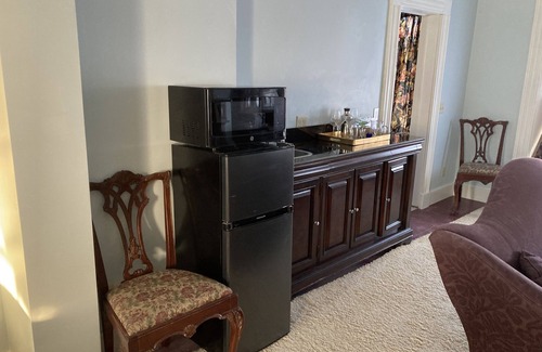 Galena Cama Y Desayuno | Luxurious Suite in Galena B&B, King bed, Private Bath, Fireplace & Wet Bar