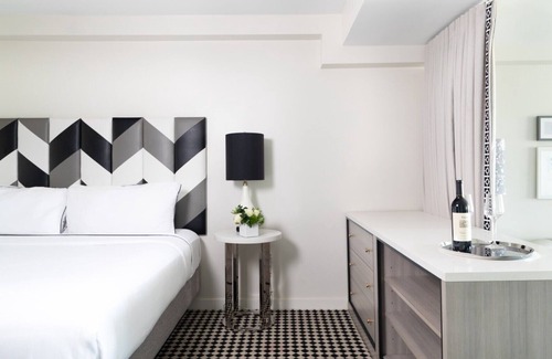 Norma Triangle Hotel | Luxurious Suite Near Hollywood Museum! Rooftop Pool, Pet-friendly, Balcony!