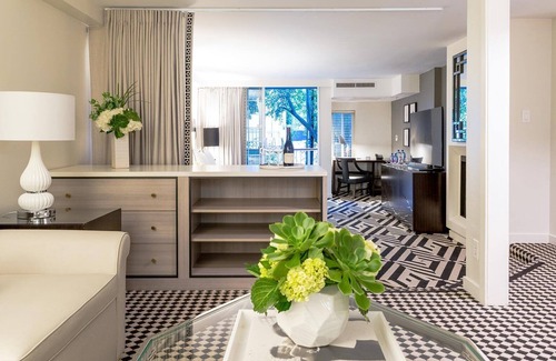 Norma Triangle Hotel | Luxurious Suite Near Hollywood Museum! Rooftop Pool, Pet-friendly, Balcony!