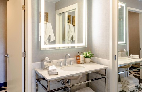 Norma Triangle Hotel | Luxurious Suite Near Hollywood Museum! Rooftop Pool, Pet-friendly, Balcony!
