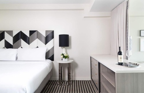 Norma Triangle Hotel | Luxurious Suite Near Hollywood Museum! Rooftop Pool, Pet-friendly, Balcony!