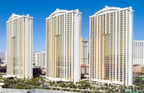 Las Vegas Condominio | Luxurious Suite with Pool View and Walking Distance from The Las Vegas Strip!