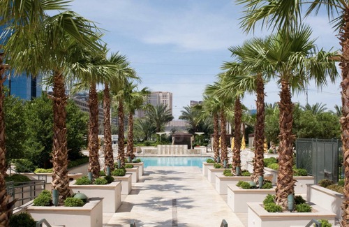 Las Vegas Condominio | Luxurious Suite with Pool View and Walking Distance from The Las Vegas Strip!