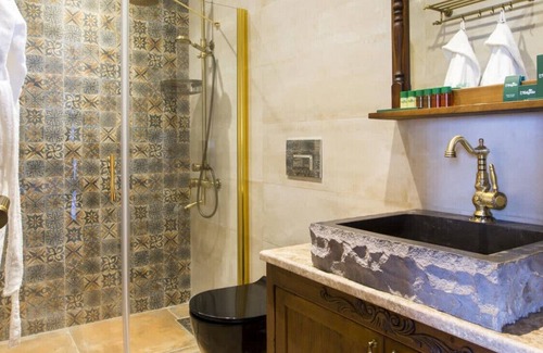Orhangazi Casa | Luxurious Suits Surrounded by Nature with Jacuzzi & Shared Pool in Bursa