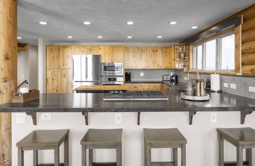 Summit Park Cabina | Luxurious Summit Vista / Hot Tub / Pool Table / 4 BR / 12 Guests / Gorgeous View