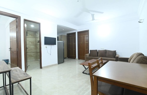 Chhatarpur Apartamento | Luxurious & sustainable 3-bedroom apartment with AC,WiFi in Chattarpur,New Delhi