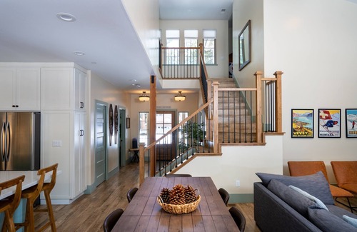 Pioneer Trail Cabina | Luxurious Tahoe Escape: Hot tub, Arcade, Fireplace, and more+