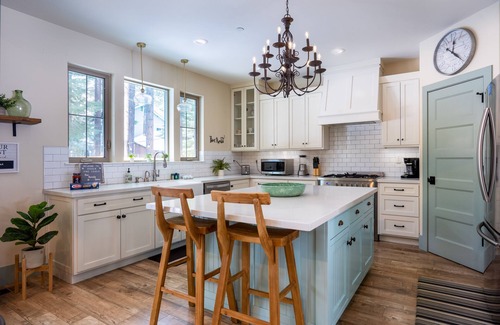 Pioneer Trail Cabina | Luxurious Tahoe Escape: Hot tub, Arcade, Fireplace, and more+