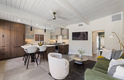 Historic Tennis Club Condominio | Luxurious Tennis Club Bungalow 4 with Mountain Views and Walks to Downtown Palm Springs!