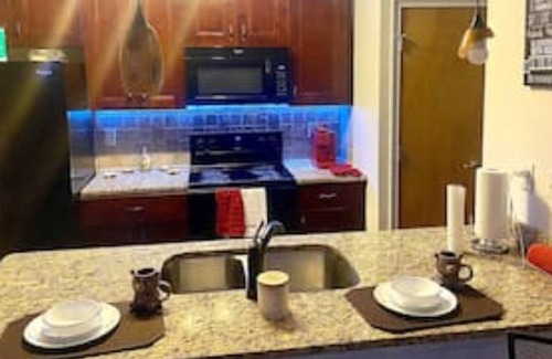 West End Condominio | Luxurious top floor 2 bed/ 2 bath condo
