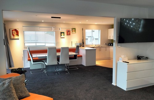 Sydenham Casa | Luxurious tranquil getaway, romantic garden, led lighting and spa.