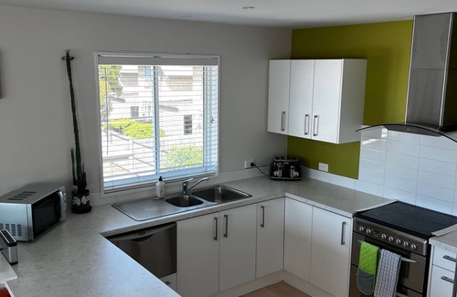 Sydenham Casa | Luxurious tranquil getaway, romantic garden, led lighting and spa.