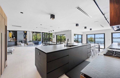 North Miami Villa | Indulge in Luxury: Your Tranquil Resort Mansion Awaits in Vibrant Miami