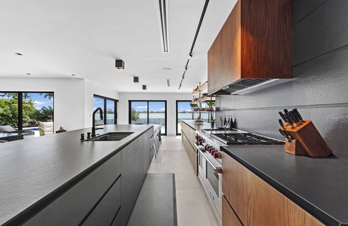 North Miami Villa | Indulge in Luxury: Your Tranquil Resort Mansion Awaits in Vibrant Miami