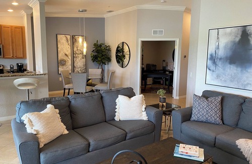 Bradenton Condominio | Veranda de lujo con campo de golf y tenis y vista al lago y al campo de golf