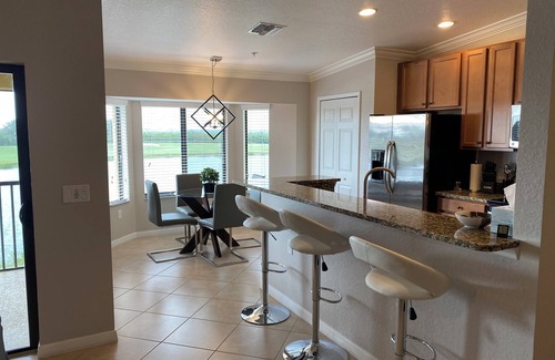 Bradenton Condominio | Veranda de lujo con campo de golf y tenis y vista al lago y al campo de golf