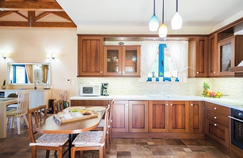 Giannoudion Casa | Luxurious villa, idyllic view, 5km from town & beach, total privacy, large pool