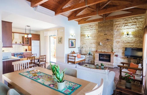 Giannoudion Casa | Luxurious villa, idyllic view, 5km from town & beach, total privacy, large pool