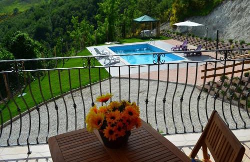 Acqualagna Villa | Luxurious Villa in Acqualagna with Swimming Pool
