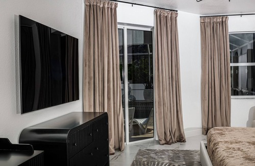 Englewood East Casa | Luxurious Villa
