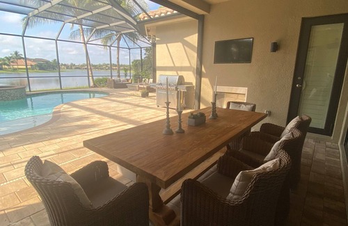 Naples Villa | Luxurious villa with lake view and great facilities