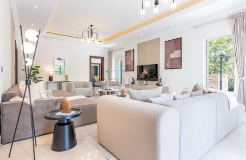 Emirates Hills Villa | Luxurious Villa with Private Pool, Game Lounge and Minutes from Dubai Marina and JBR Beach, Emirates Hills by Deluxe Holiday Homes