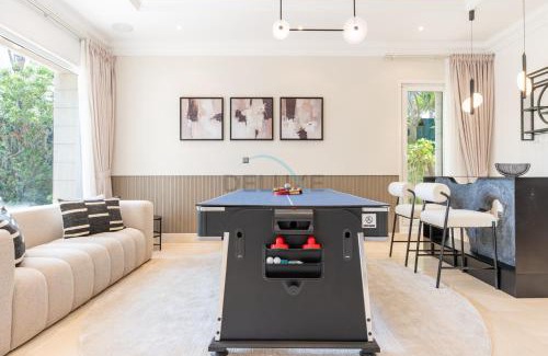 Emirates Hills Villa | Luxurious Villa with Private Pool, Game Lounge and Minutes from Dubai Marina and JBR Beach, Emirates Hills by Deluxe Holiday Homes